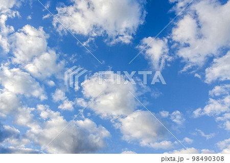 青空の天空に浮く雲の造形 青空の天空に浮く雲の造形 98490308