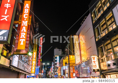 日本の横浜都市景観 行動制限無し（コロナ禍前と変わらない人出）。横浜駅前のパルナードST＝1月18日 98490315