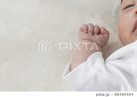 赤ちゃんの右手（0歳1か月、日本人、男の子） 98490404