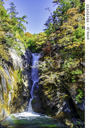 山梨県　昇仙峡　仙娥滝（せんがたき）　紅葉の風景　日本遺産 98490450