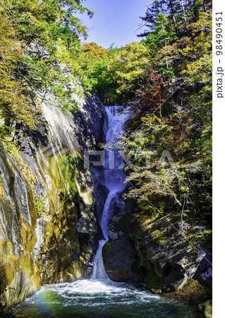 山梨県　昇仙峡　仙娥滝（せんがたき）　紅葉の風景　日本遺産 98490451