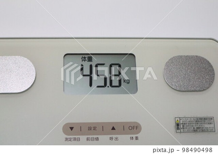 運動や食事制限でダイエットに成功 98490498