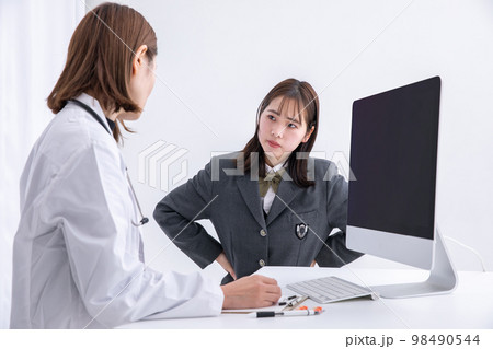 診察する女子高生　hospital 98490544
