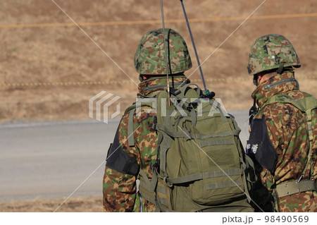 警備の陸上自衛隊員　歩哨 98490569