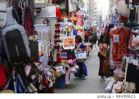 香港の下町モンコックの女人街と呼ばれる市場。安い服が売られて観光客も多い 香港の下町モンコックの女人街と呼ばれる市場。安い服が売られて観光客も多い 98490623