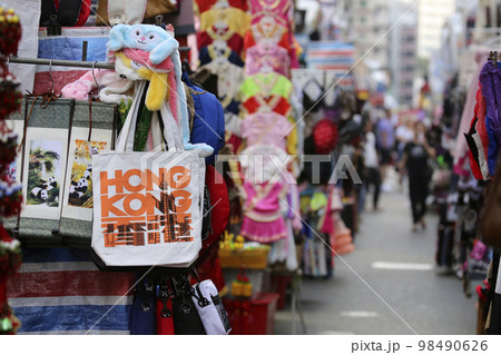 香港の下町モンコックの女人街と呼ばれる市場。安い服が売られて観光客も多い 98490626