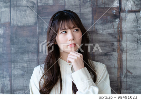 心配している女性 98491023