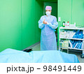 A female surgeon in front of the operating table in the operating room. 98491449