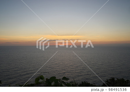 《京都府》晴れの日の夜明け、経ヶ岬の風景 98491536