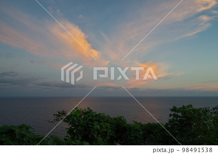 《京都府》晴れの日の夜明け、経ヶ岬の風景 98491538