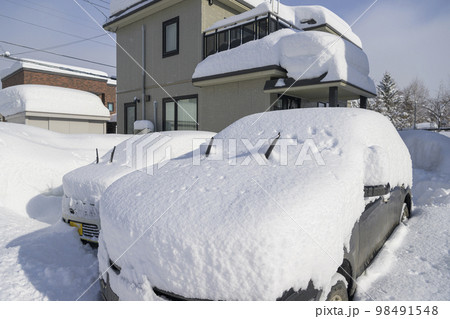 大雪で埋まる家と車 98491548