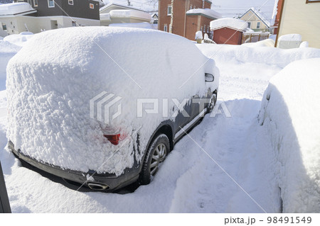 大雪で埋まる駐車場の車 大雪で埋まる駐車場の車 98491549