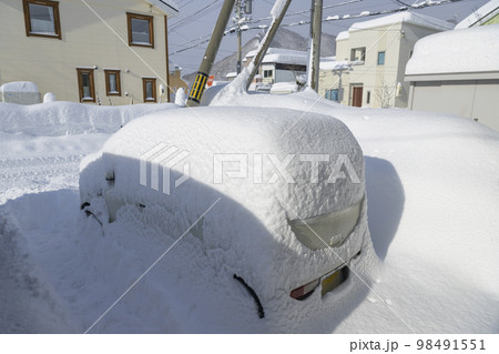 大雪で埋まる駐車場の車 98491551