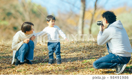 2歳の息子を撮影する父親 2歳の息子を撮影する父親 98491986