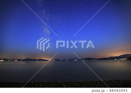 瀬戸内の初夏の星景　朝焼け空の天の川とさそり座 98492045