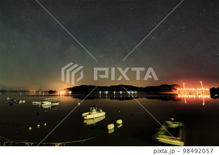 瀬戸内の初夏の星景色　漁港の空の天の川 98492057