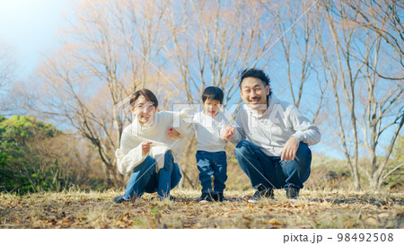 代々木公園で遊ぶ家族 98492508