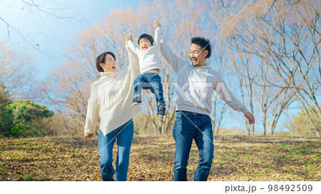 代々木公園で遊ぶ家族 98492509