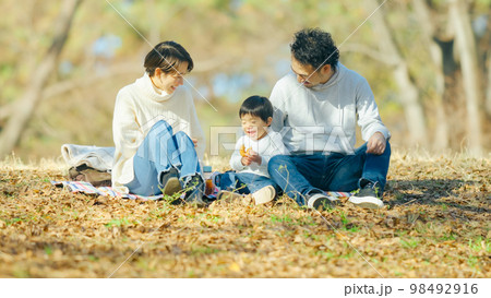 代々木公園でピクニックする家族 98492916