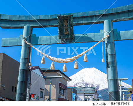 4月山梨・富士吉田 富士山と金鳥居 4月山梨・富士吉田 富士山と金鳥居 98492948
