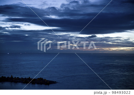 和歌山県にある白良浜の夕方の風景。水平線がみえます。 98493022