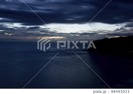 和歌山県にある白良浜の夕方の風景。水平線がみえます。 和歌山県にある白良浜の夕方の風景。水平線がみえます。 98493023