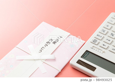 祝儀袋と電卓　ピンク背景 98493025