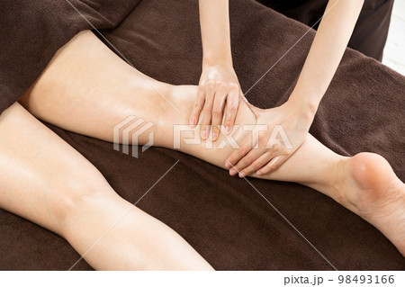 女性は脹脛のマッサージを受けている。 98493166
