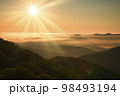 北海道の美しい雲海風景 98493194