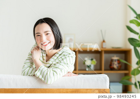 リビングでくつろぐ若い女性 リビングでくつろぐ若い女性 98493245