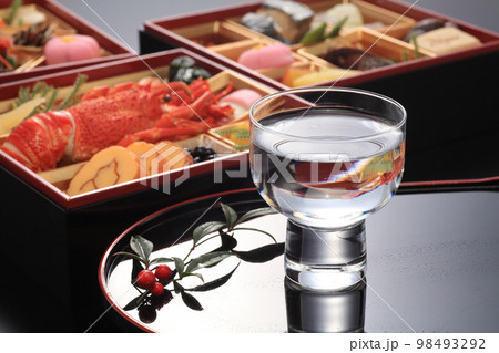 おせちと日本酒 98493292