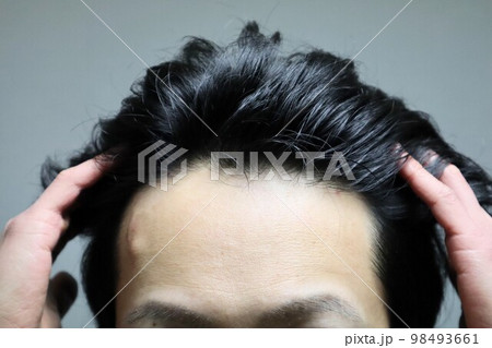 髪をセットする薄毛の日本人男性	 98493661