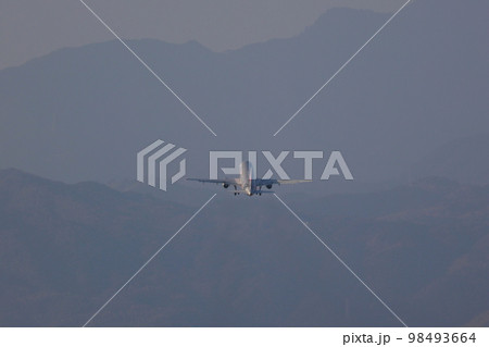 ジェット機の離陸　高知空港 98493664