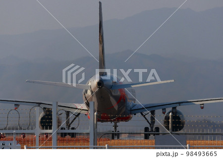 ジェット機の離陸　高知空港 98493665