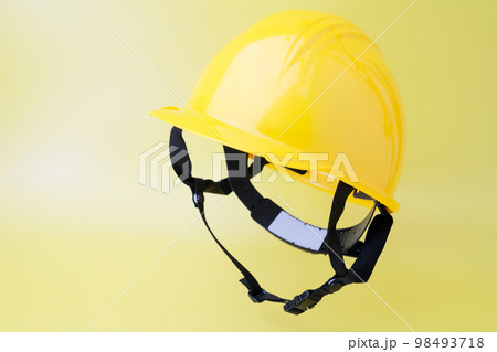 黄色いヘルメットを被るイメージ画像 98493718