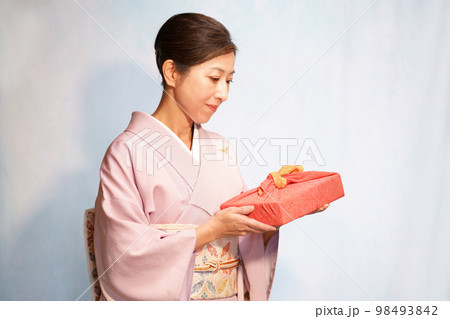 風呂敷包みを持つ着物姿の女性 風呂敷包みを持つ着物姿の女性 98493842