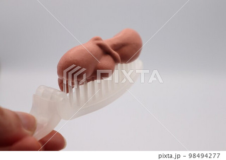 櫛の上にカラーフォーム 98494277