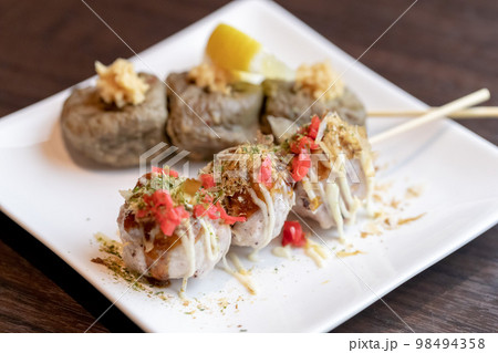 タコとイワシのつみれ串焼き 98494358