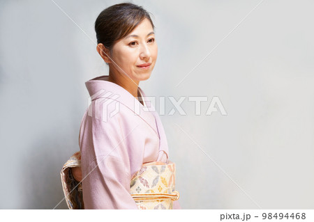 着物姿で微笑む中年女性 98494468