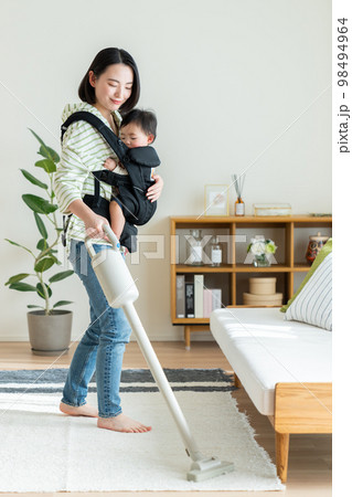 掃除をする育児中の母親 98494964