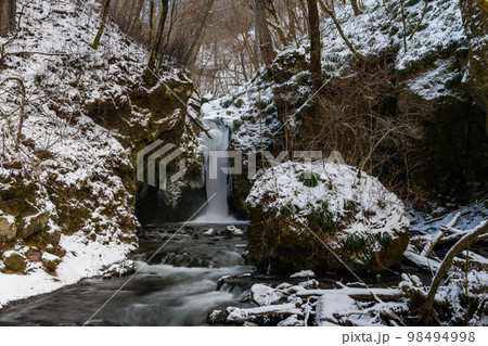 竜返しの滝の雪景色・軽井沢（長野県） 98494998