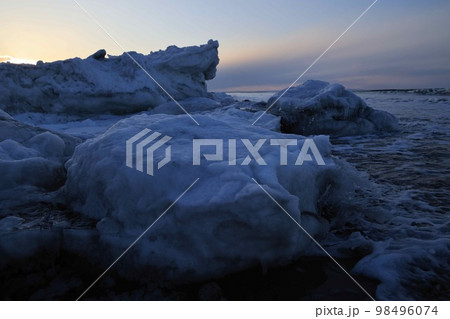 オホーツク海の流氷暮色 オホーツク海の流氷暮色 98496074