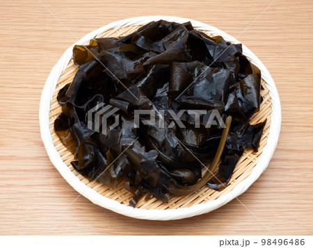 生のワカメ 98496486