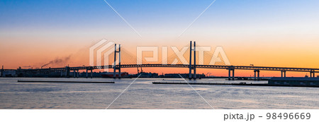夜明けの横浜ベイブリッジ　ワイド 98496669
