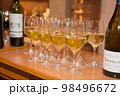 ワイングラスに注がれた白ワイン 98496672