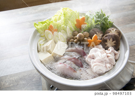 鱈鍋　湯気を上げる鍋料理 98497103