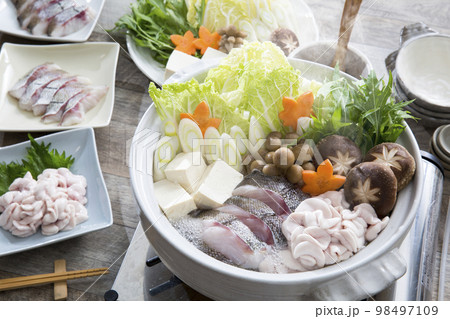鱈鍋 湯気を上げる鍋料理 鱈鍋 湯気を上げる鍋料理 98497109