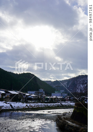 雲間から射す光 雲間から射す光 98497161