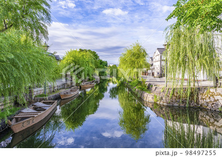 岡山県倉敷市　晴天の倉敷美観地区　観光名物の観光川舟と美観地区の町並み 98497255