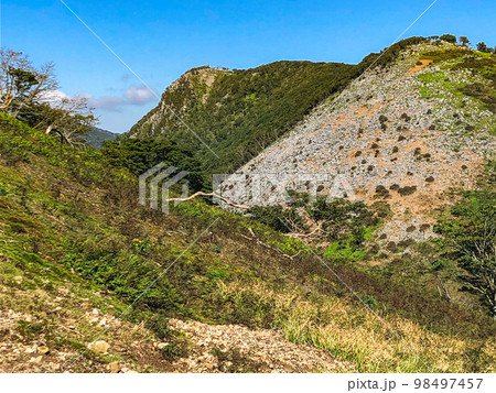 鈴鹿セブンマウンテンの藤原岳登山：藤原岳山頂から見る天狗岩 98497457